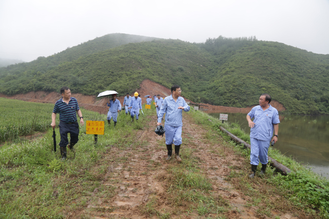 加拿大28开奖官网开奖网址董事长李跃民带队冒雨检查防汛工作
